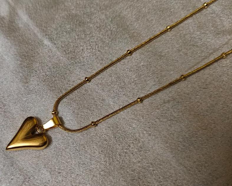 heart-shaped pendant necklace