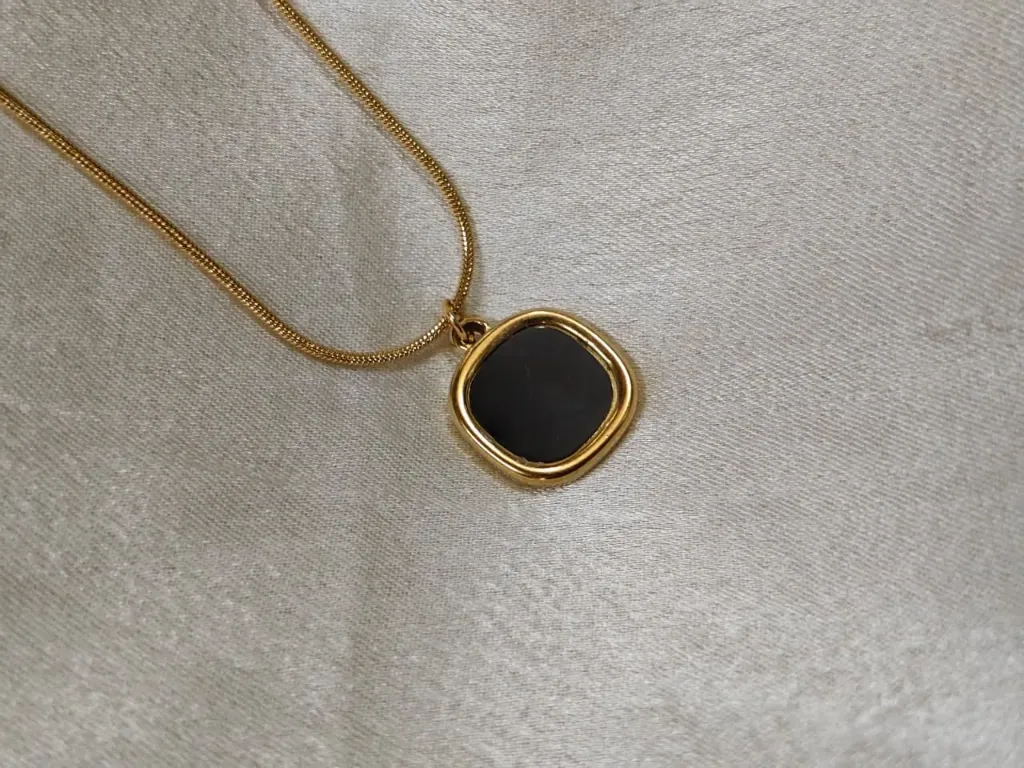 Square pendant necklace