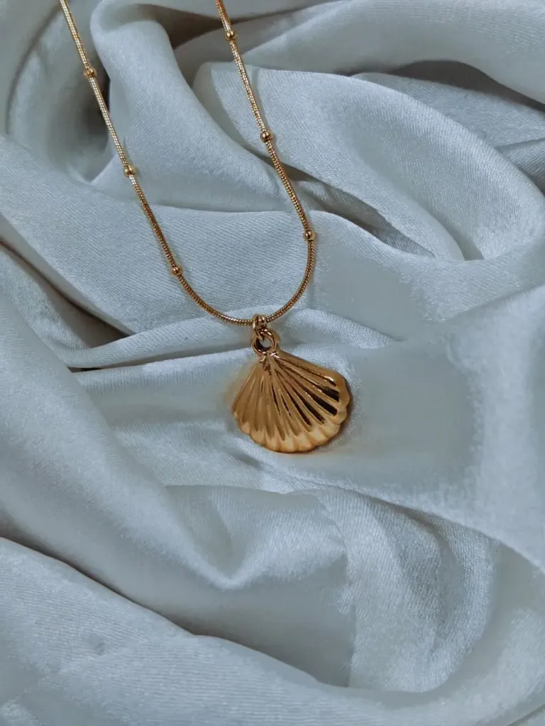 Shell pendant necklace