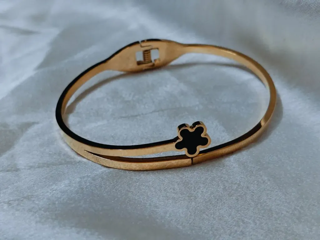 Black flower bracelet