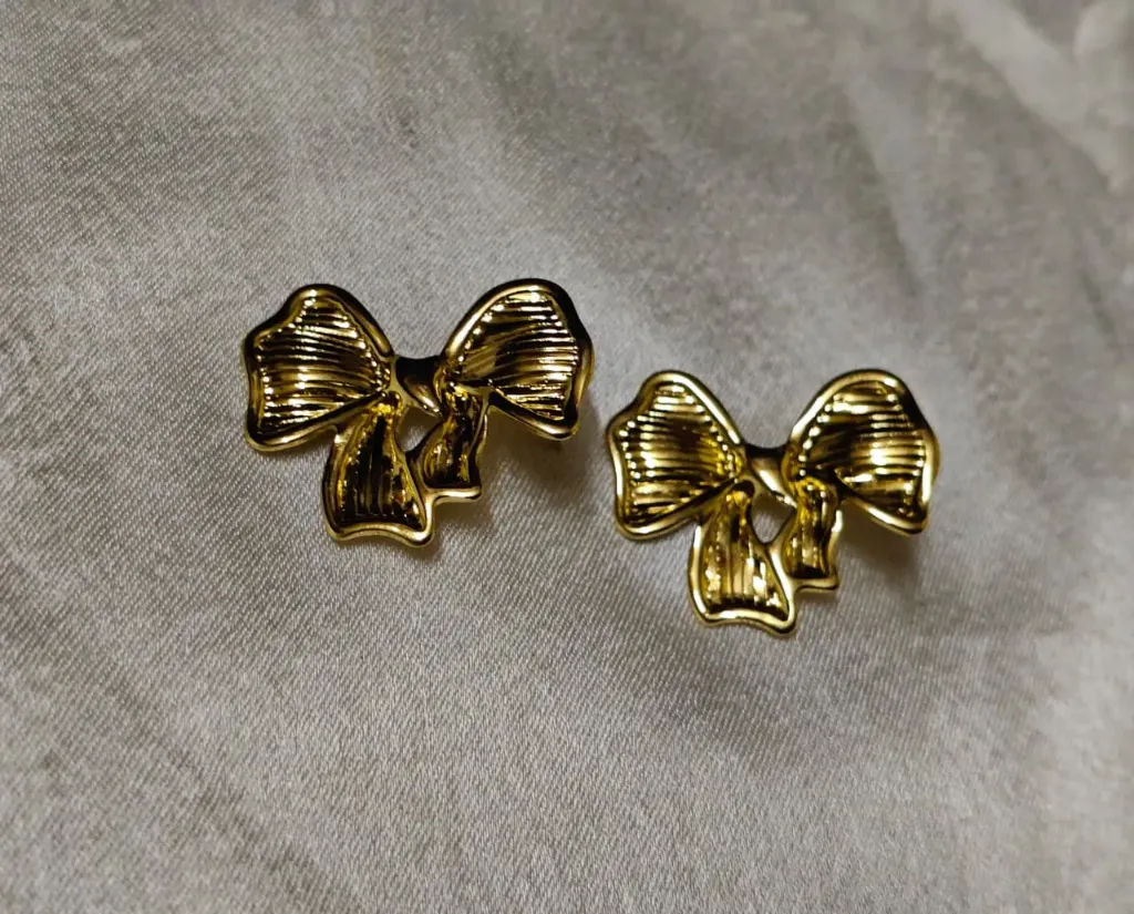 Bow earring