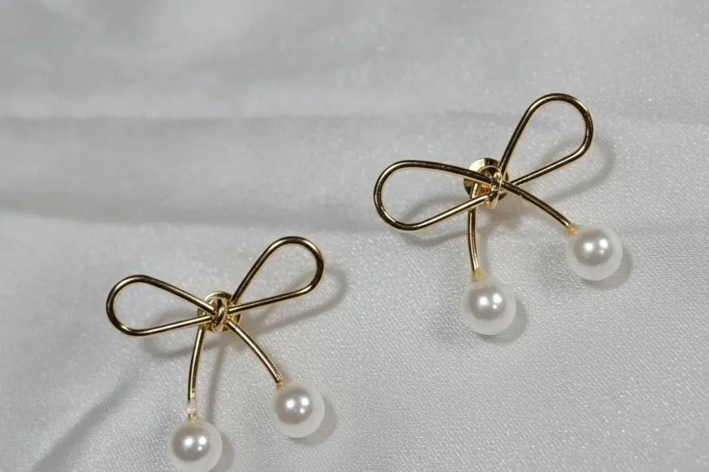 Golden bow earring